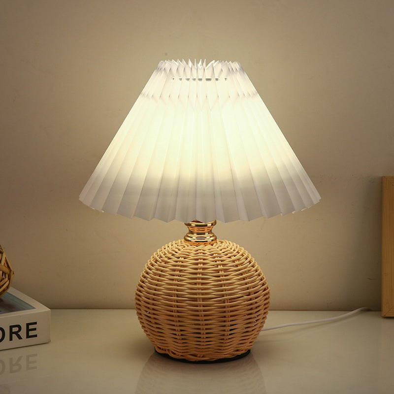 Zeitgenössische nordische Tischlampe aus Rattangewebe mit plissierter konischer Kugel, LED, für Schlafzimmer 