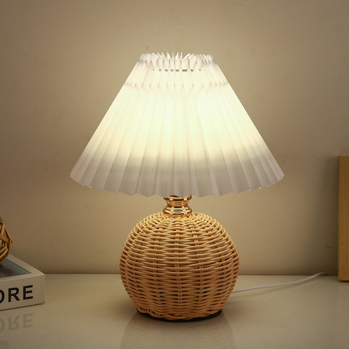 Zeitgenössische nordische Tischlampe aus Rattangewebe mit plissierter konischer Kugel, LED, für Schlafzimmer 