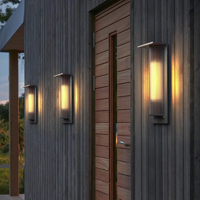 Lampe murale LED d'extérieur en forme de prisme triangulaire en acier inoxydable solaire étanche à la simplicité moderne pour jardin 