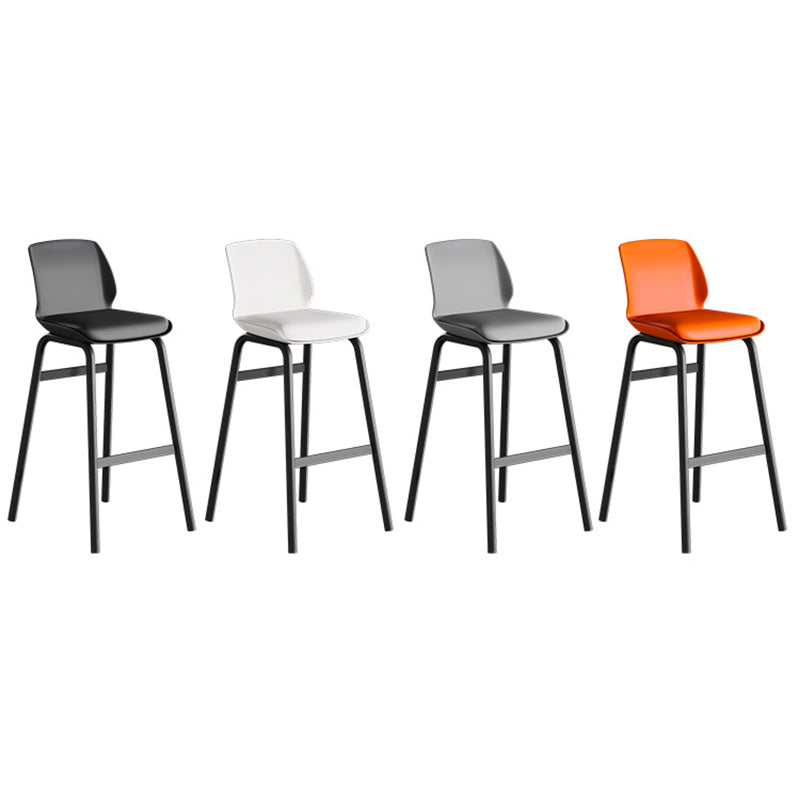 Zeitgenössischer nordischer quadratischer PU-Leder gepolsterter Eisen-Barhocker mit Kunststoff-Rückenlehne und Fußstütze für das Esszimmer 