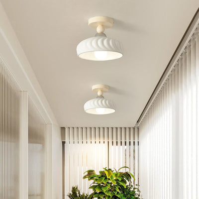 Zeitgenössische skandinavische cremefarbene Keramik-Deckenleuchte mit geometrischem rundem Schirm und 1 Licht, halbbündige Montage für Wohnzimmer 