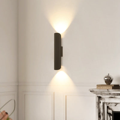 مصباح حائط LED بشريط عمود روماني من الحديد والألمنيوم بتصميم بسيط وحديث للجانب السرير 