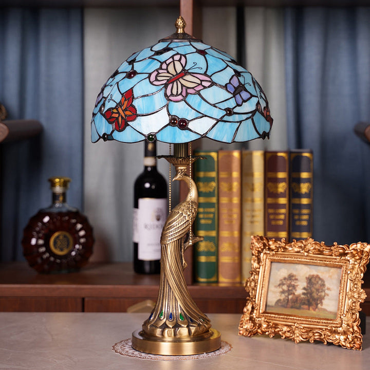Lampe de table 1 lumière avec abat-jour en verre teinté papillon pastoral Tiffany traditionnel et base en matériel paon pour la maison et le bureau 