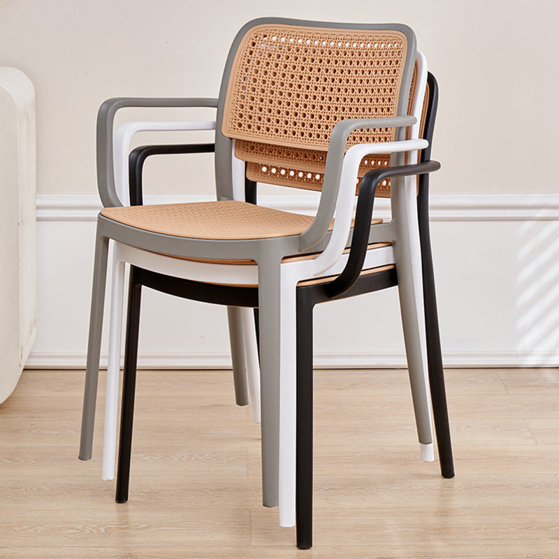 Chaise de salle à manger empilable en plastique ressemblant à du rotin carré à la simplicité contemporaine avec accoudoirs et dossier pour salle à manger 