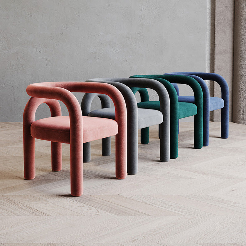 Chaise contemporaine en velours scandinave incurvé avec dossier en acier au carbone pour salon 