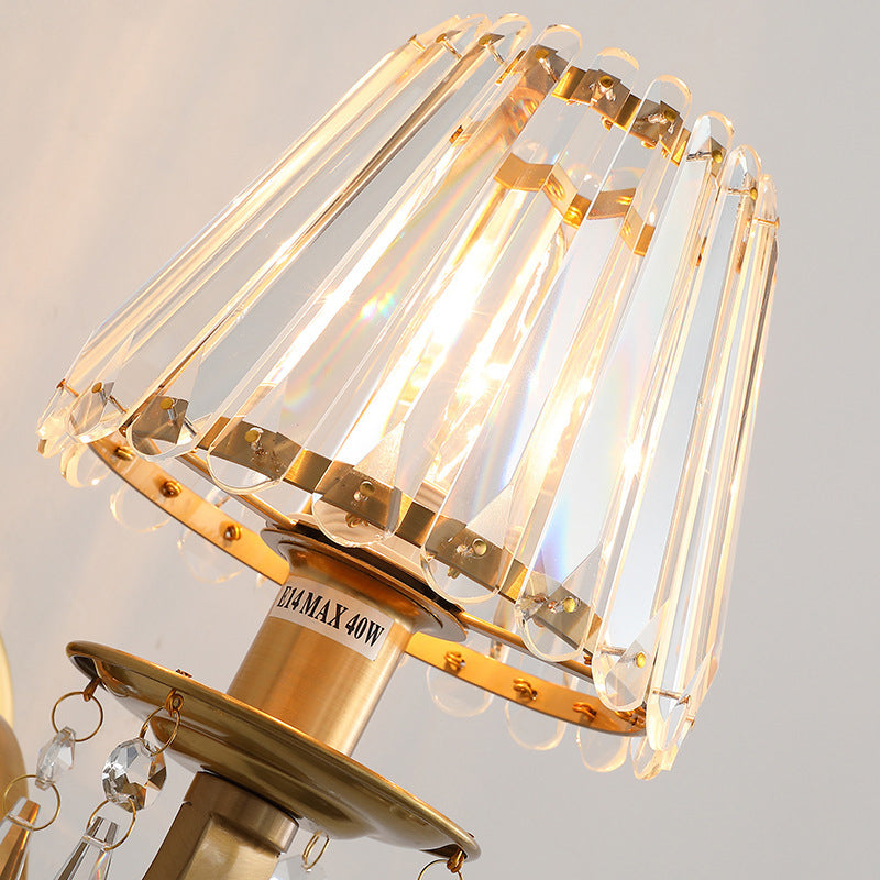 Applique murale contemporaine de luxe avec cadre finition dorée et abat-jour en cristal à 1 lumière pour salon 