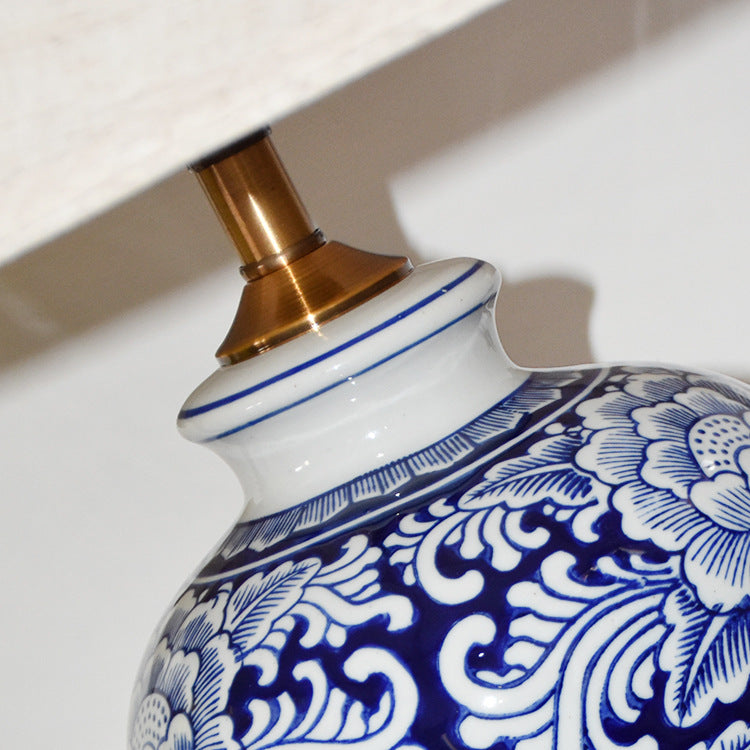 Abat-jour en tissu chinois traditionnel peint à la main avec une base en céladon 1-lampe pour salon 
