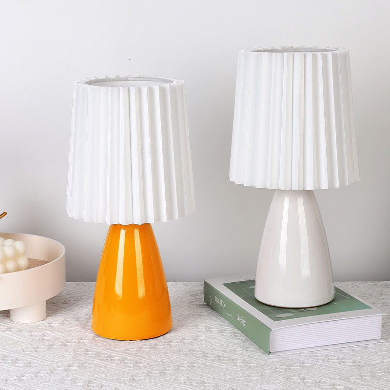 Zeitgenössische skandinavische Tischlampe mit plissiertem Stoffschirm und Glasfuß, 1-Licht, für das Schlafzimmer 