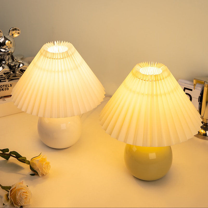Moderne minimalistische runde plissierte Keramik-PVC-Tischlampe mit 1 Licht für Schlafzimmer 