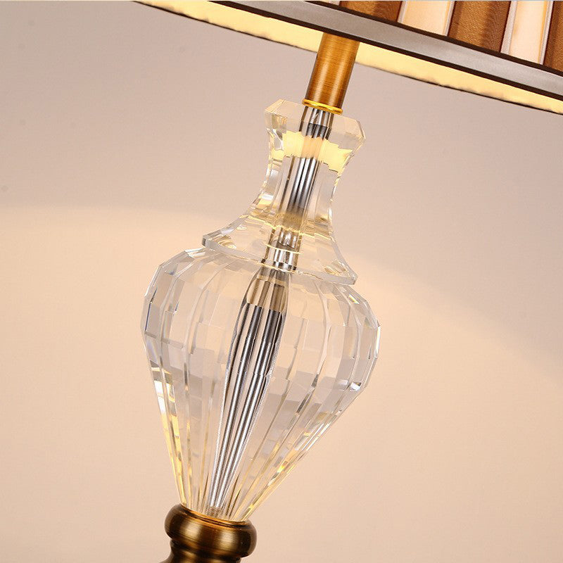 Traditionelle europäische Zylinder-Hardware-Kristallgewebe-1-Licht-Tischlampe für Schlafzimmer 
