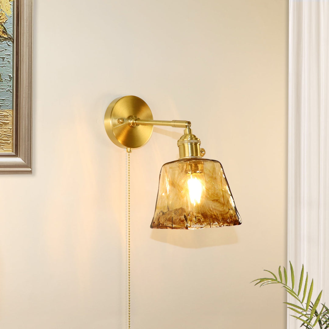 Applique murale 1 lumière en laiton vintage traditionnel avec abat-jour en verre ambré carré pour salon 