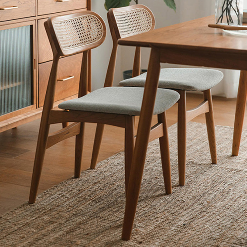 Chaise de salle à manger traditionnelle japonaise en simili cuir carré avec dossier et pieds évasés en bois pour salle à manger 