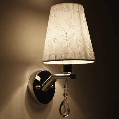 Moderne Übergangs-Blumenmuster-Stoffschirm Galvanisierter Eisenrahmen 1-Licht-Wandleuchte für das Wohnzimmer 
