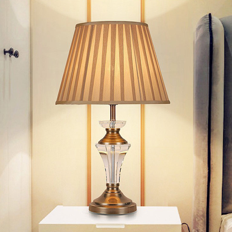 Traditionelle europäische Zylinder-Hardware-Kristallgewebe-1-Licht-Tischlampe für Schlafzimmer 