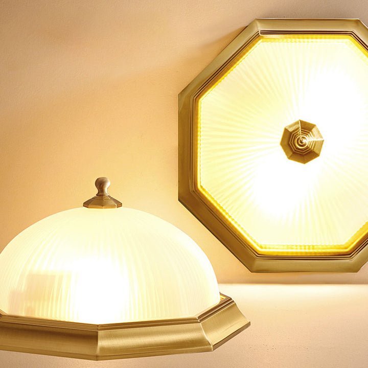 Zeitgenössische Retro-Deckenleuchte im achteckigen Halbkreis aus Messing und Glas mit 3 Lichtern für das Wohnzimmer 