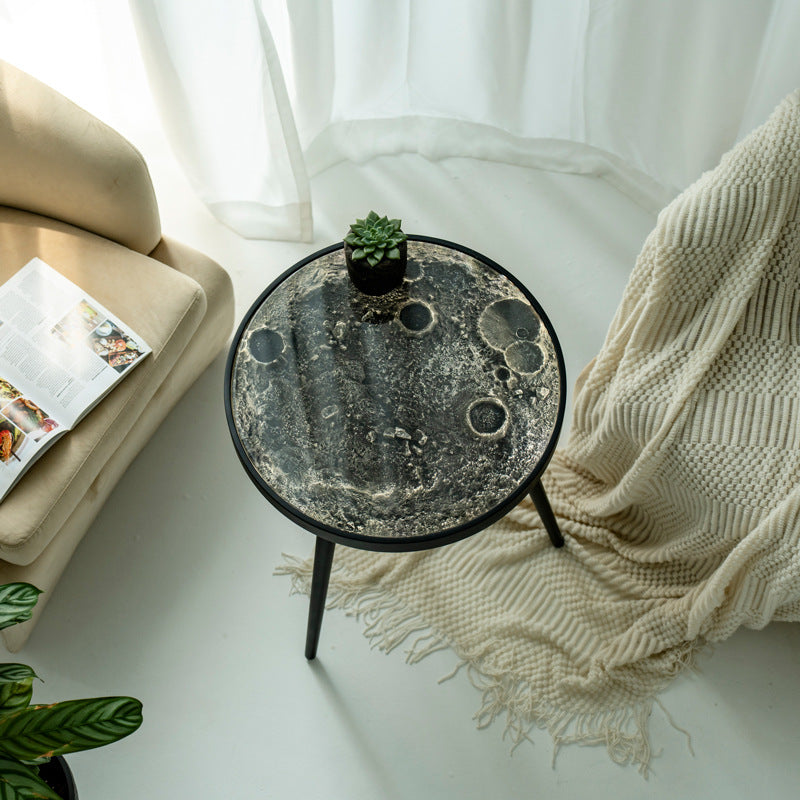 Mesa de café contemporánea redonda de resina y madera con superficie lunar para sala de estar 