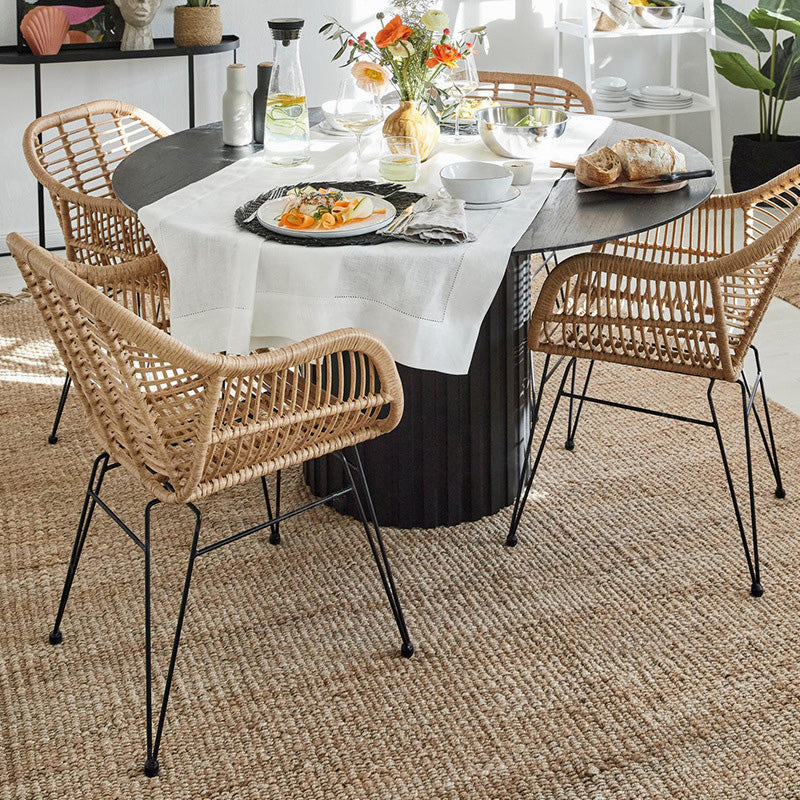 Chaise à dossier et accoudoirs en rotin tissé traditionnel avec base en fer pour terrasse extérieure 