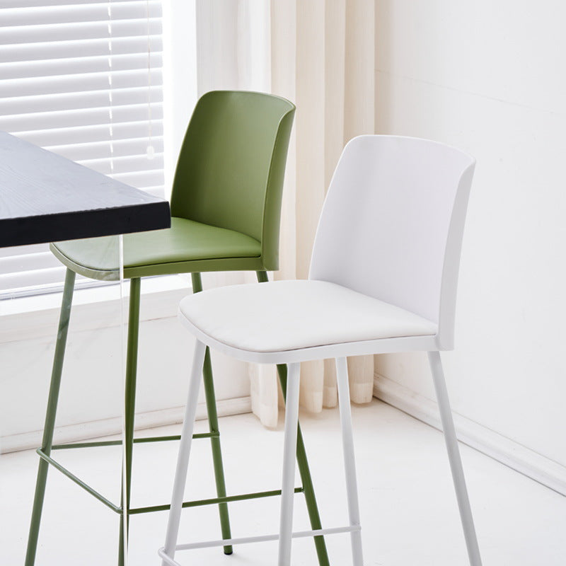 Taburete cuadrado minimalista moderno de cuero PU con respaldo y reposapiés de barra de hierro para comedor 