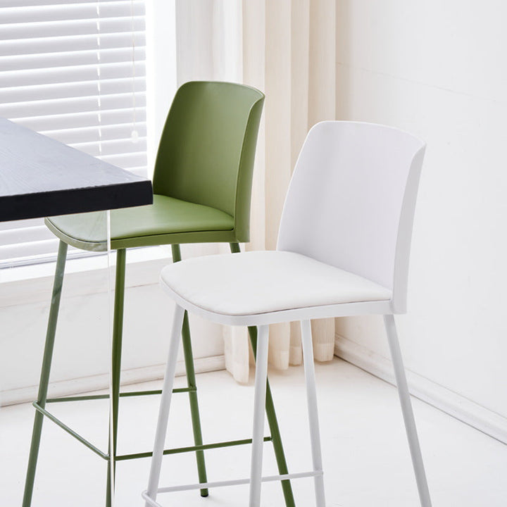 Taburete cuadrado minimalista moderno de cuero PU con respaldo y reposapiés de barra de hierro para comedor 
