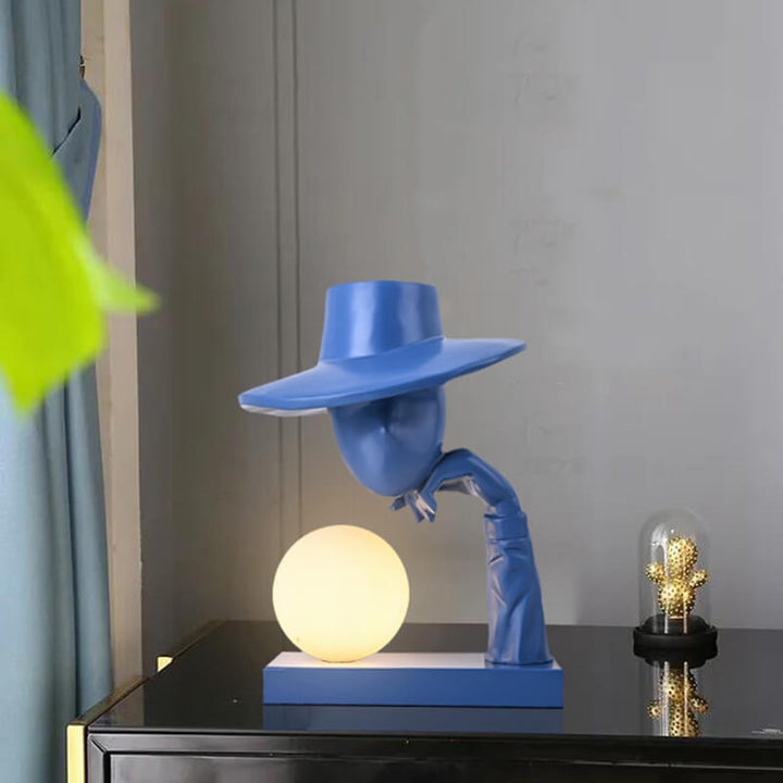 Moderne abstrakte Kunstskulptur einer menschlichen Figur mit Hut FRP 1-Licht Tischlampe 