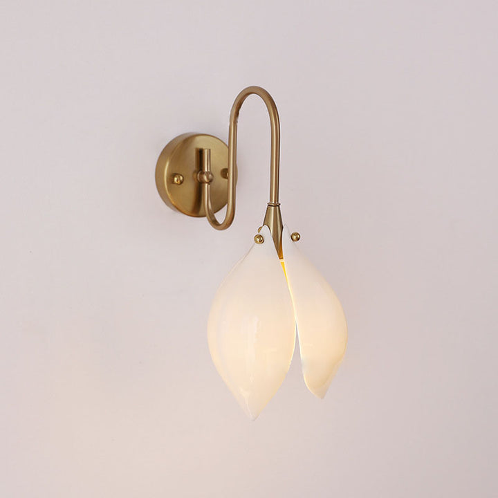 Zeitgenössische Retro-Keramik-Magnolienblumenform Eisenrahmen 1-Licht Wandleuchte für Schlafzimmer 