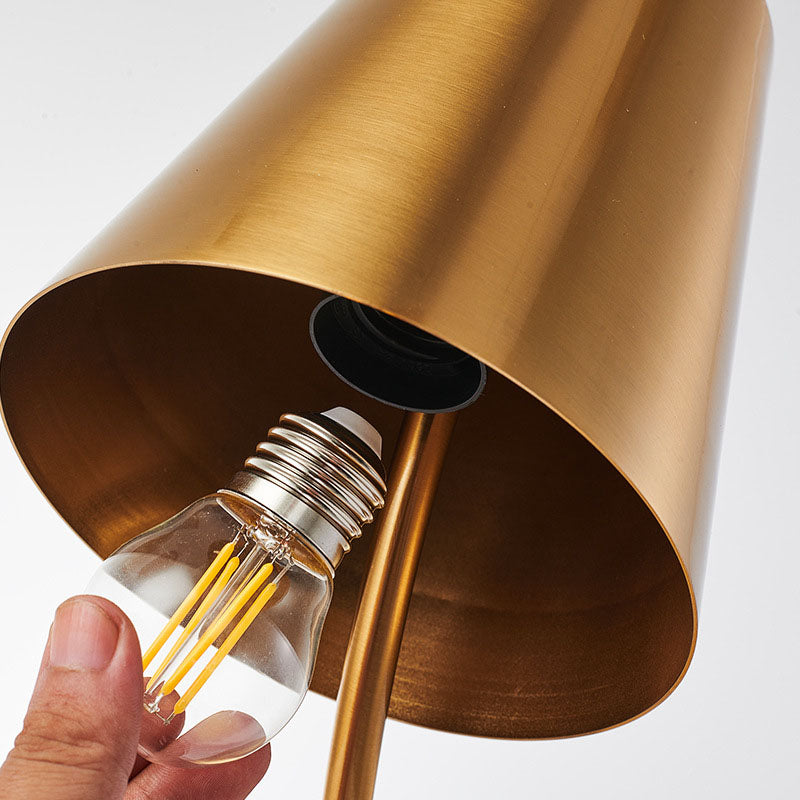 Zeitgenössische skandinavische trapezförmige Eisen-1-Licht-Tischlampe für das Schlafzimmer 
