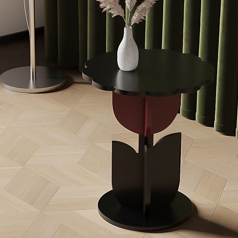 Table basse de salon contemporaine avec plateau en verre ondulé et design tulipe 