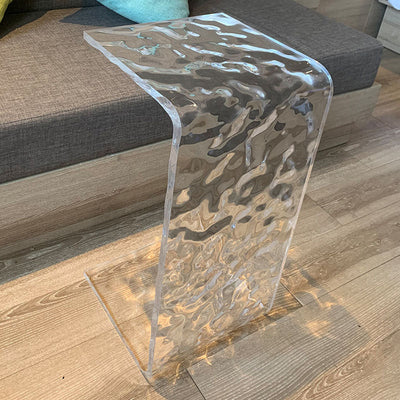 Zeitgenössischer nordischer quadratischer rechteckiger Ripple C-förmiger Beistelltisch eingebettet für das Wohnzimmer 