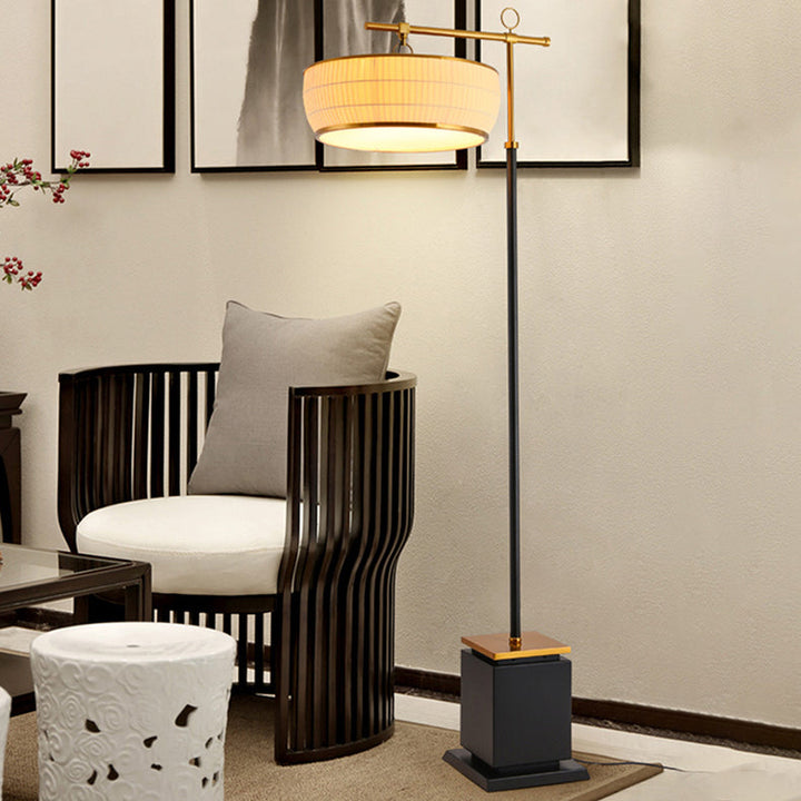 Lampadaire pour salon avec abat-jour plissé en tissu chinois traditionnel et base en matériel, 1 lumière 