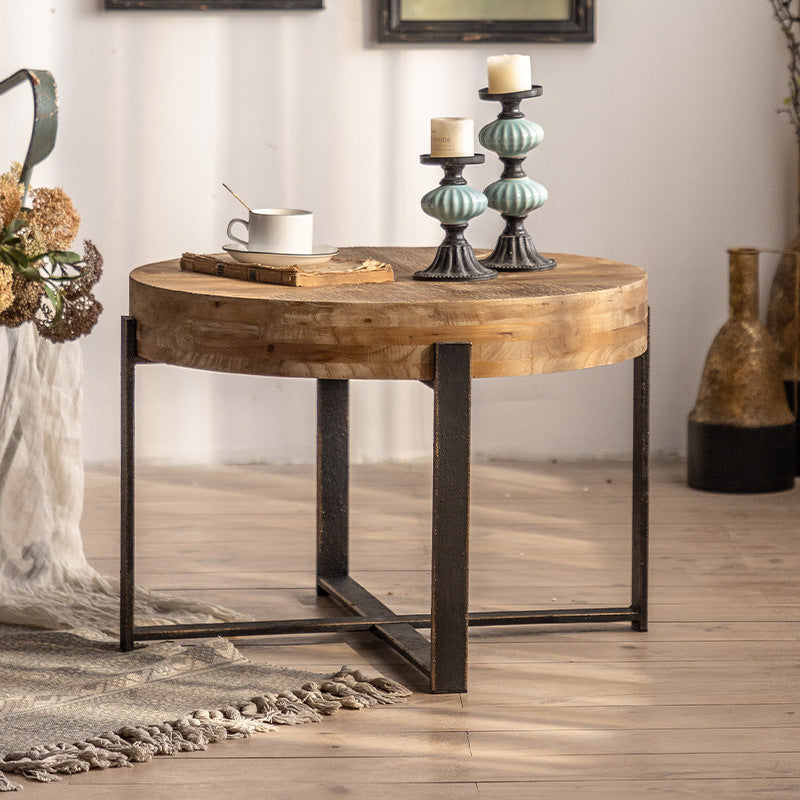 Traditioneller runder Vintage-Couchtisch aus MDF-Holz mit Used-Look und Eisen-Kreuzbeinen für das Wohnzimmer 