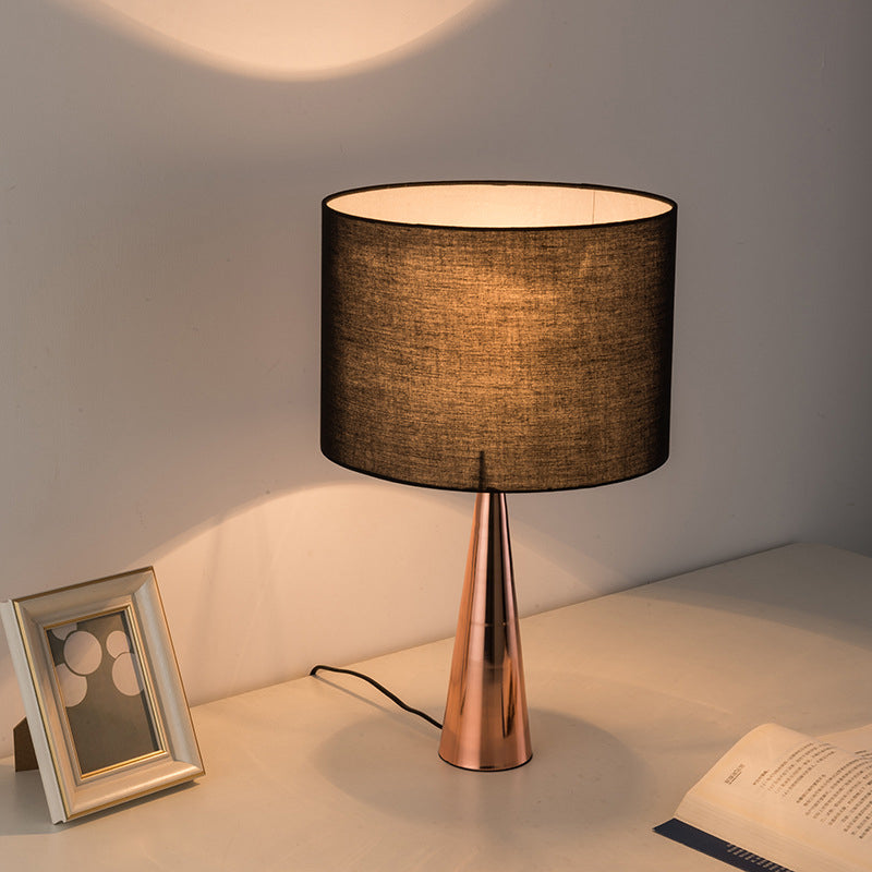 Lampe de table contemporaine scandinave à base conique en tissu noir 1 lumière pour bureau 