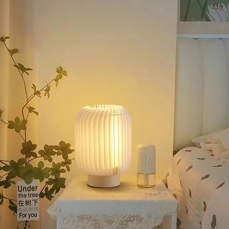 مصباح طاولة LED بقاعدة من الحديد والأكريليك والقماش بتصميم دائري بسيط وعصري لغرفة النوم 