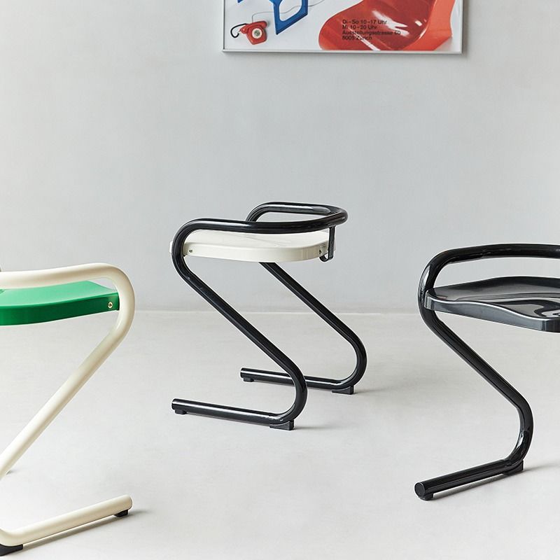 Chaise de salle à manger moderne mi-siècle avec cadre incurvé en plastique ABS et métal, dossier et accoudoirs 