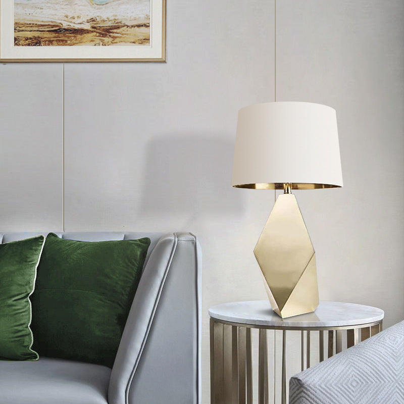 Zeitgenössische kreative polygonale Basis Runde Hardware Stoff 1-Licht Tischlampe für Schlafzimmer 