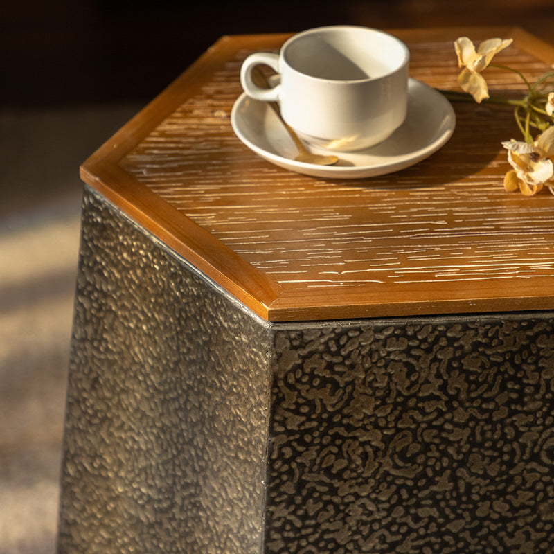 Mesa de café geométrica de hierro y madera de pino con diseño retro contemporáneo de 1 estante para sala de estar 