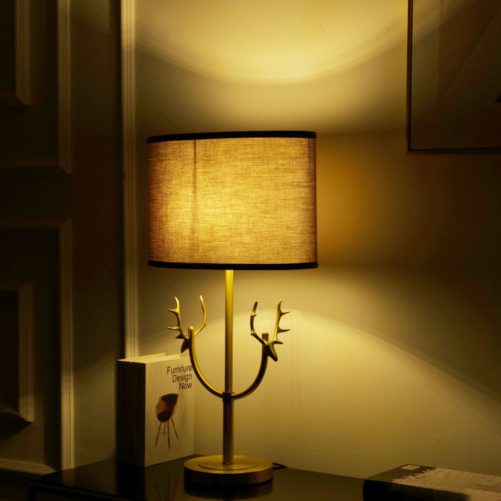 Lámpara de Mesa de 1 Luz con Pantalla de Tela Retro Contemporánea y Cilindro de Latón con Ciervo para Mesita de Noche 