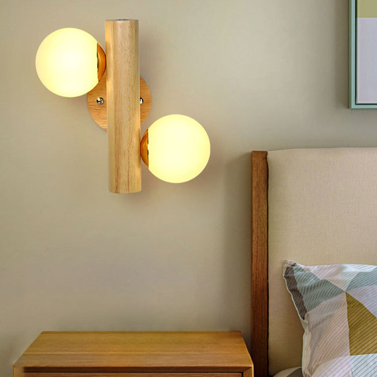 Zeitgenössische skandinavische Zylinderkugel-Wandlampe aus Gummibaumholz mit Glas und 2 Lichtern für das Schlafzimmer 