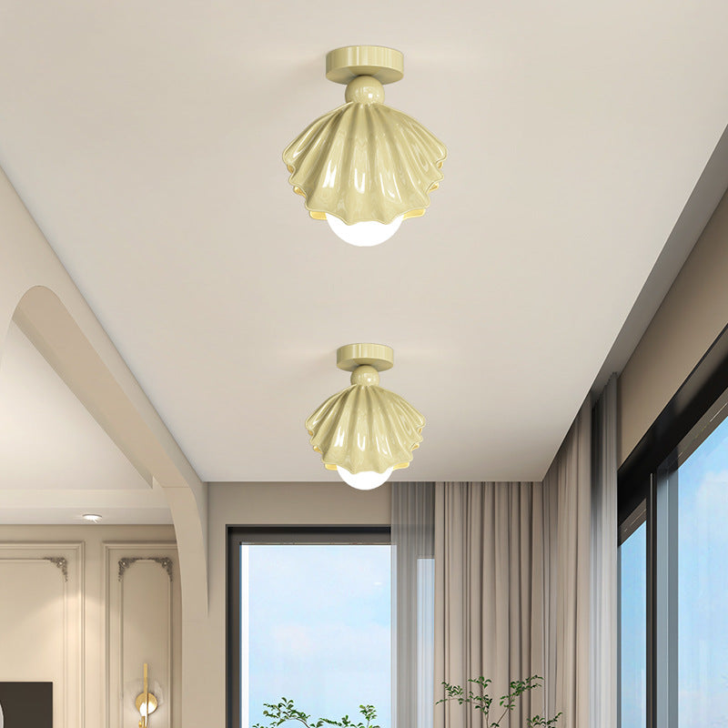 Zeitgenössische, kreative, cremefarbene Deckenleuchte mit Muscheldesign aus Eisenharz und 1 Licht, halbbündige Montage für Wohnzimmer 