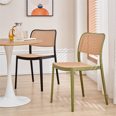 Chaise de salle à manger empilable en plastique ressemblant à du rotin carré à la simplicité contemporaine avec accoudoirs et dossier pour salle à manger 