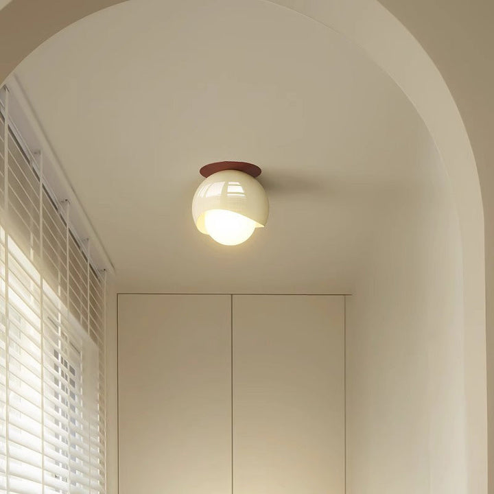 Plafonnier semi-encastré contemporain en fer crème français avec abat-jour sphérique en verre à 1 lumière pour couloir 
