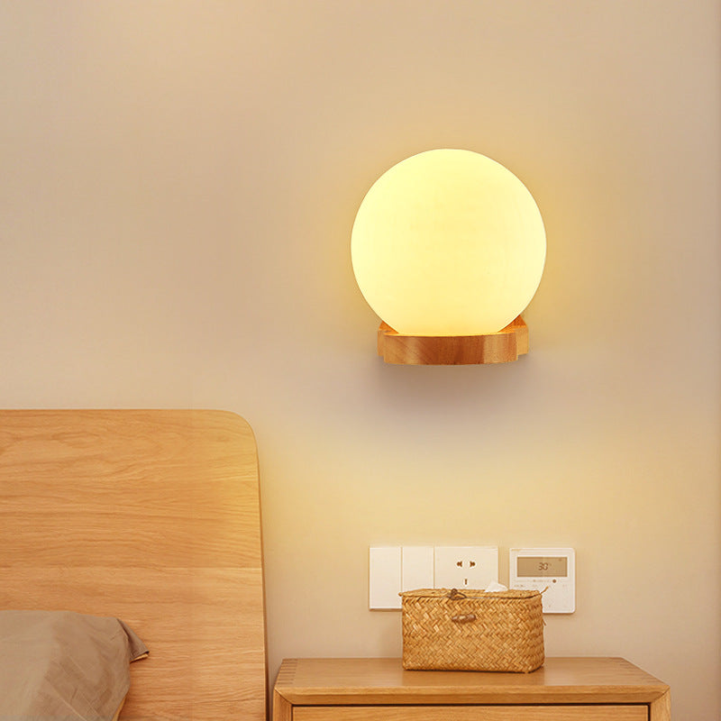 Lámpara de Aplique de Pared de 1 Luz de Madera y Vidrio en Forma de Orbe Minimalista Moderna para Dormitorio 