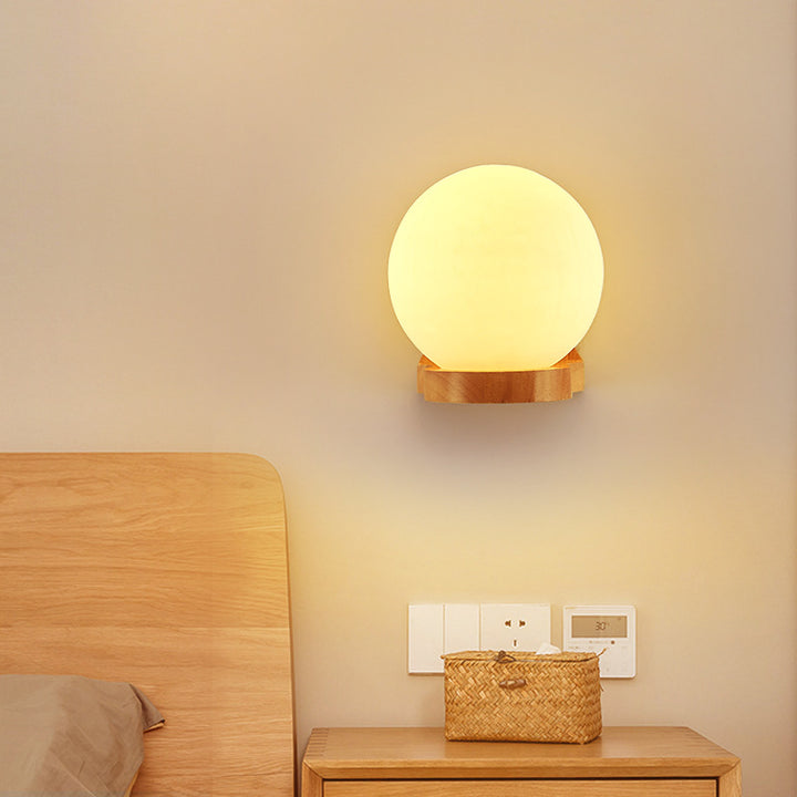 Lámpara de Aplique de Pared de 1 Luz de Madera y Vidrio en Forma de Orbe Minimalista Moderna para Dormitorio 