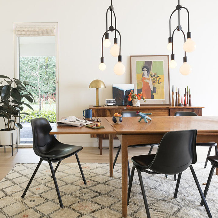Moderner minimalistischer 4-flammiger Kronleuchter aus Aluminium, Eisen und Glaskugeln für das Wohnzimmer 
