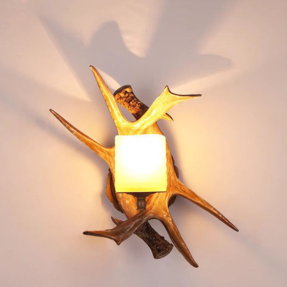 Aplique de pared de 1 luz con pantalla de vidrio de imitación de asta de resina creativa contemporánea para sala de estar 