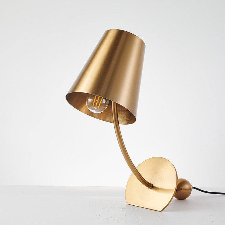 Zeitgenössische skandinavische trapezförmige Eisen-1-Licht-Tischlampe für das Schlafzimmer 