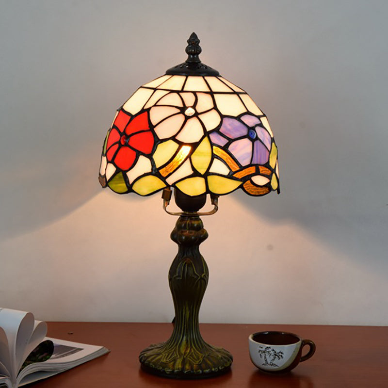 Lámpara de mesa de vidrio teñido de aluminio con flor tradicional Tiffany de 1 luz para dormitorio 