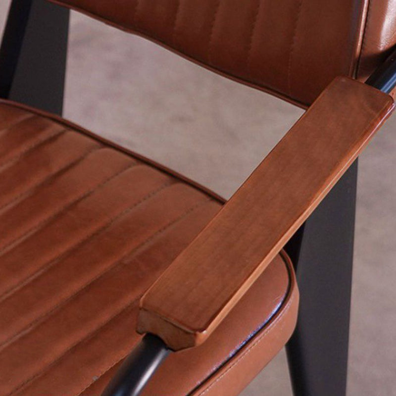 Zeitgenössischer industrieller Ölwachslack Leder Metall Schwamm Holz quadratischer vertikaler Streifen Esszimmerstuhl Rückenlehne Armlehne für Esszimmer 