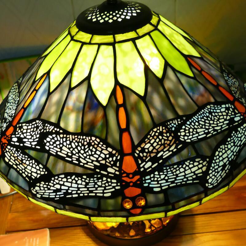 Lampe de table traditionnelle Tiffany en verre de fer conique avec libellule et nénuphar à 2/3 lumières pour étude 