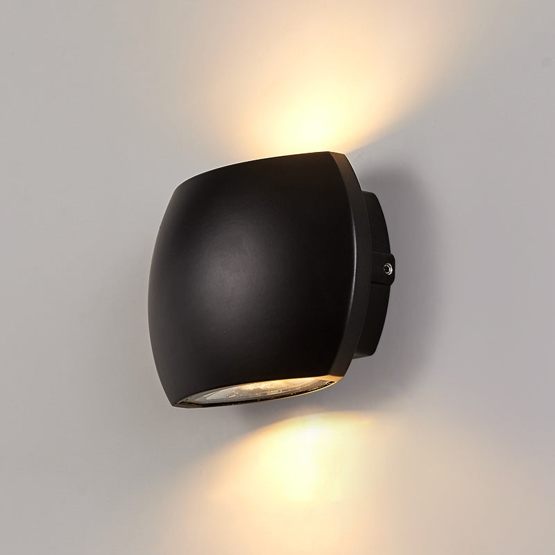 Zeitgenössische industrielle Halbkreis-Aluminium-LED-Außenwandleuchterlampe für den Garten 