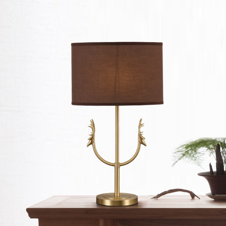 Lámpara de Mesa de 1 Luz con Pantalla de Tela Retro Contemporánea y Cilindro de Latón con Ciervo para Mesita de Noche 